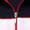 detail zipu a švu s červenou paspulkou